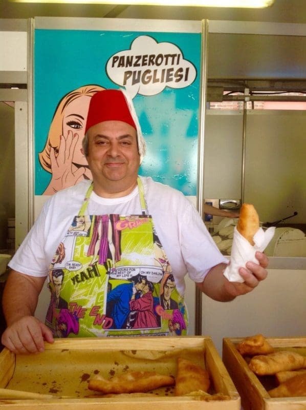 Sembra che la donna sul manifesto dietro gli sussurra qualcosa nel orecchio. Dere avergli dette qualcosa di divertente visto che ha iniziato a ridere !